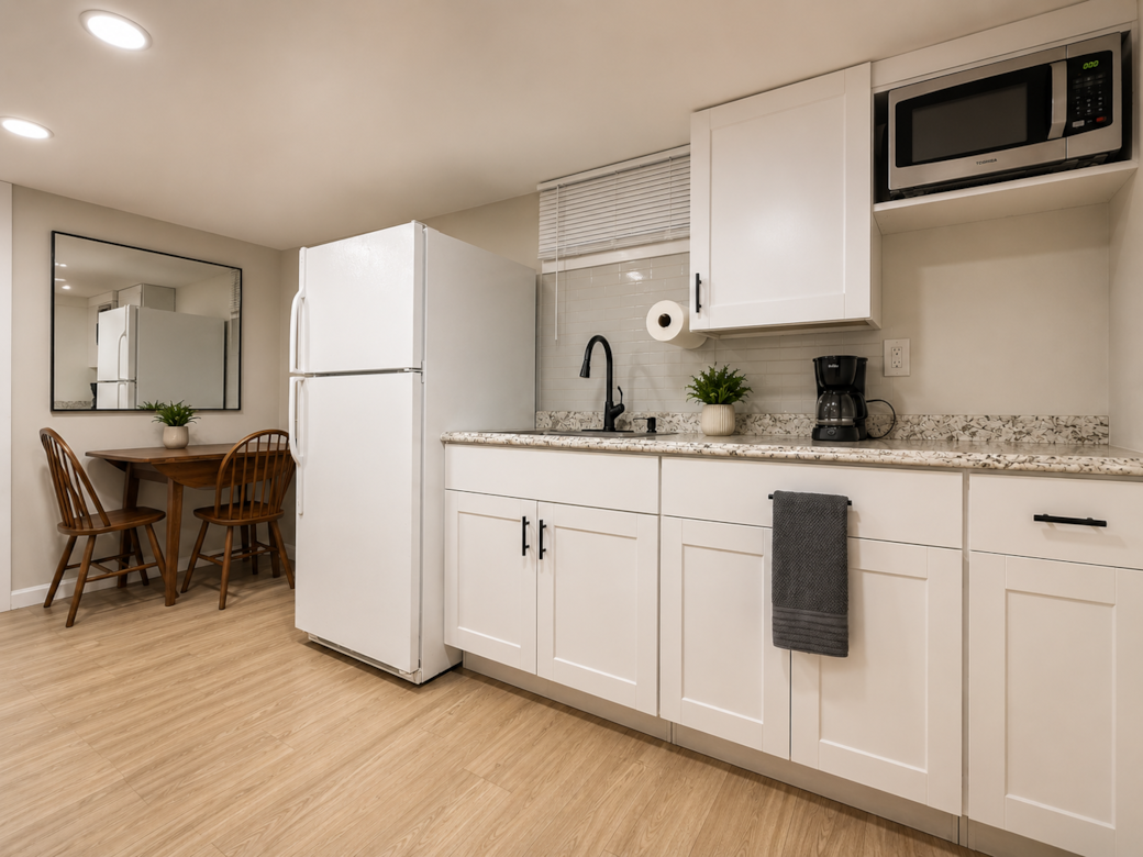 Fully Equipped Eat-In Kitchen Fully Equipped Eat-In Kitchen