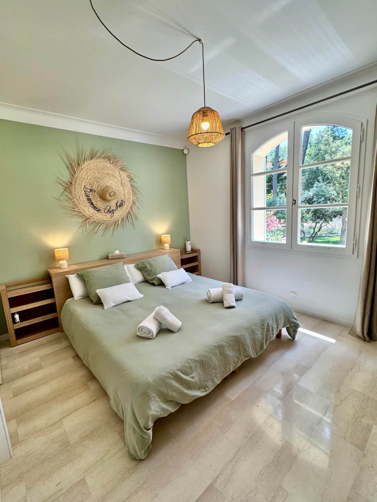 Chambre d’hôte tout confort avec vue sur le jardin paysager et ambiance apaisante