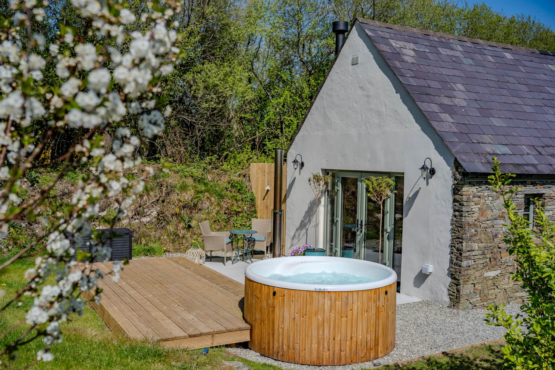 Hot Tub And Exterior of Foxglove Cottage