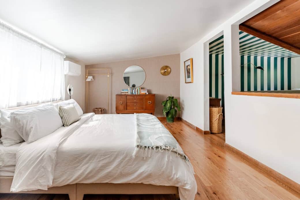 King bed with cotton sheets 