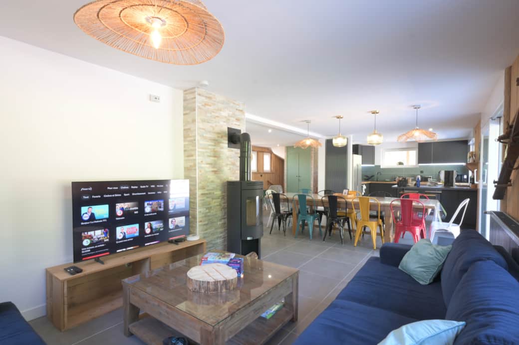 Espace de vie convivial avec grand canapé et TV, ouvert sur la salle à manger. Espace de vie convivial avec grand canapé et TV, ouvert sur la salle à manger.