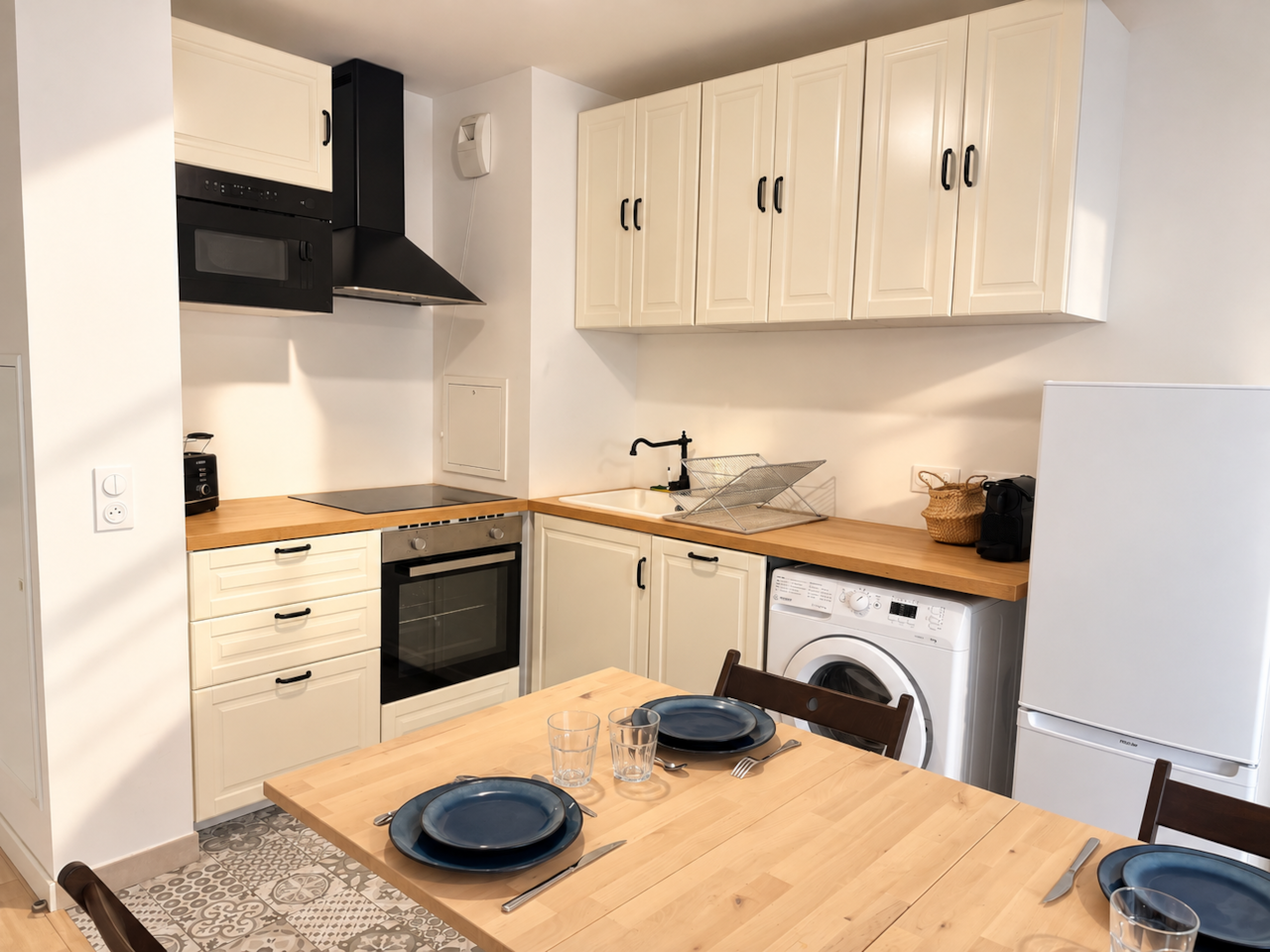 Cuisine scandinave avec table dressée