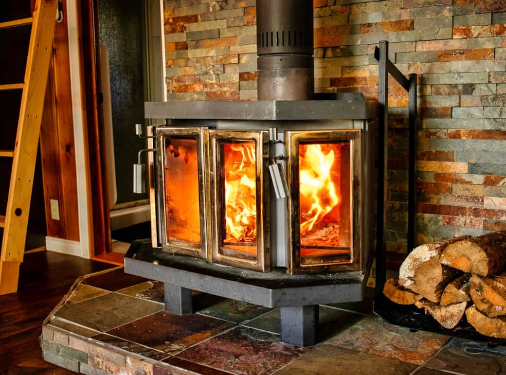 La chaleur inégaliée d'un foyer au bois. Chalet Zenitude 2, St-André-Avellin, Lac Simonet
