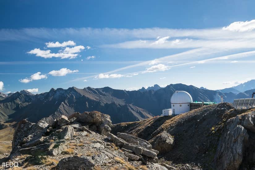Observatoire astronomique de Saint-Véran en altitude face aux sommets des Alpes
