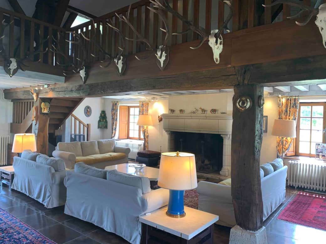 le salon et sa cheminée