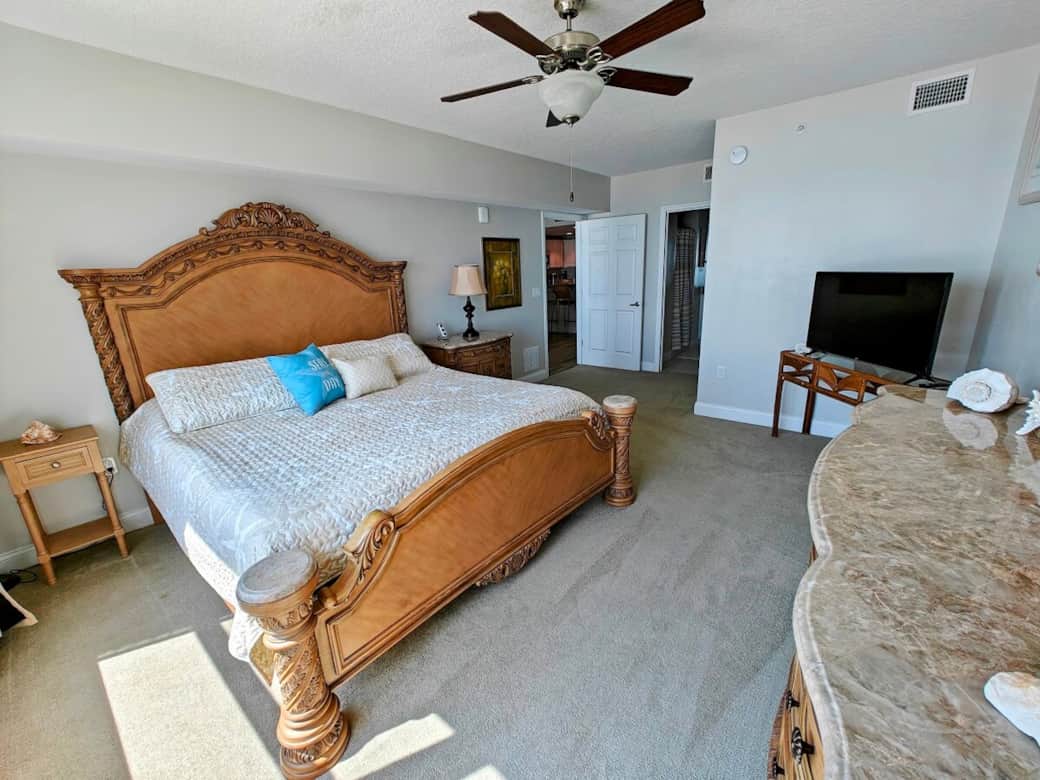 Ocean-front Master Bedroom with King bed, walk-in closet and ensuite bathroom.