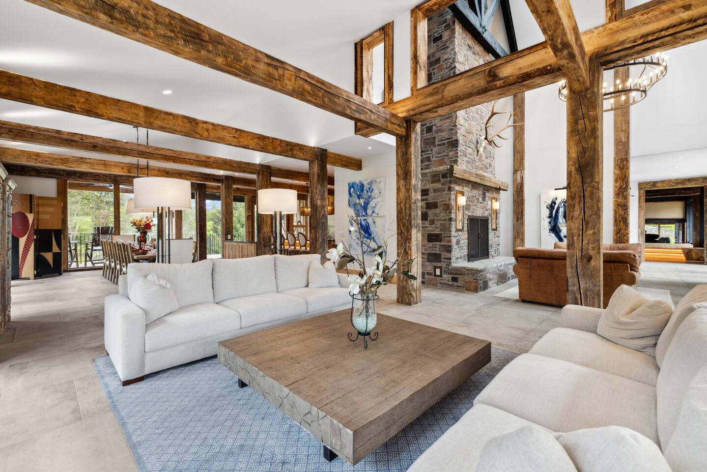 Extraordinary Manor at Dark Horse Estate