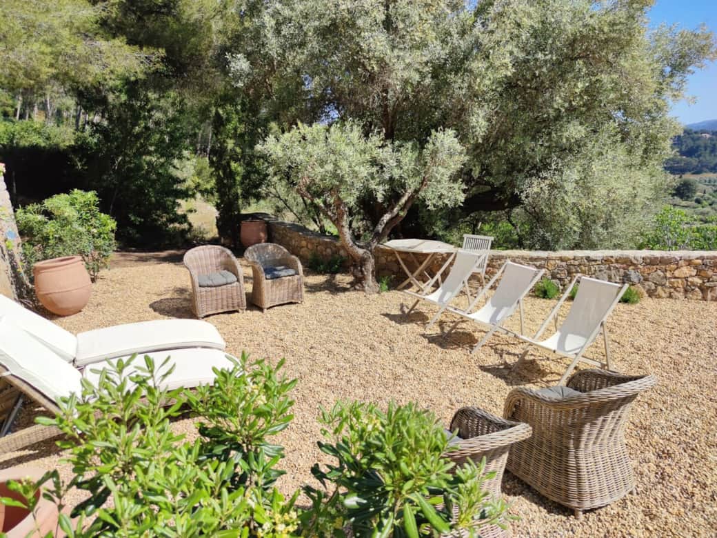 Deux ambiances pour le farniente : le salon en osier de la terrasse et le salon en contrebas avec lit de repos, fauteuils, transats...