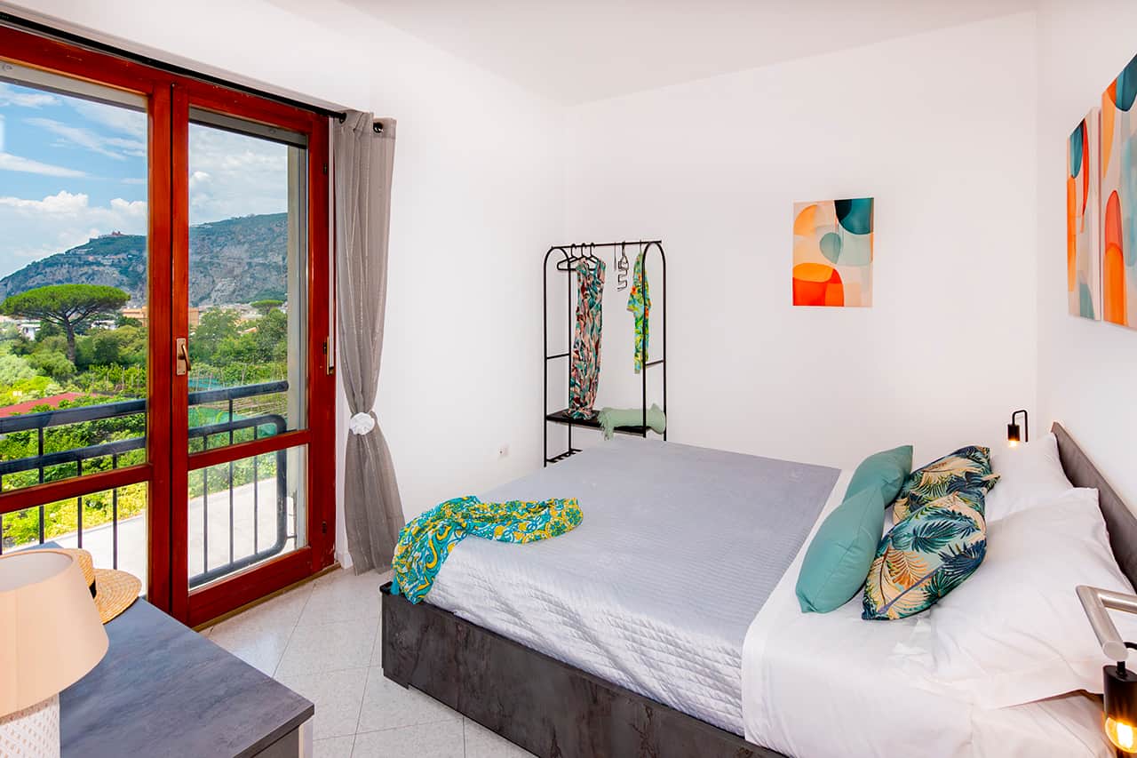 Bright panoramic double bedroom with natural light and relaxing views.