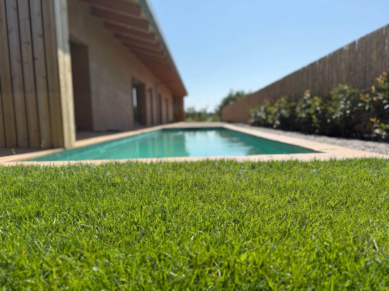 Piscina salina privada vista desde el césped