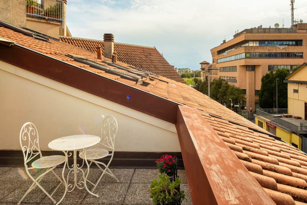 Il posto perfetto per concludere la giornata: sorseggia un drink al tramonto sulla nostra terrazza privata. Un angolo di pace sopra i tetti della città, pensato per i tuoi momenti di puro relax.