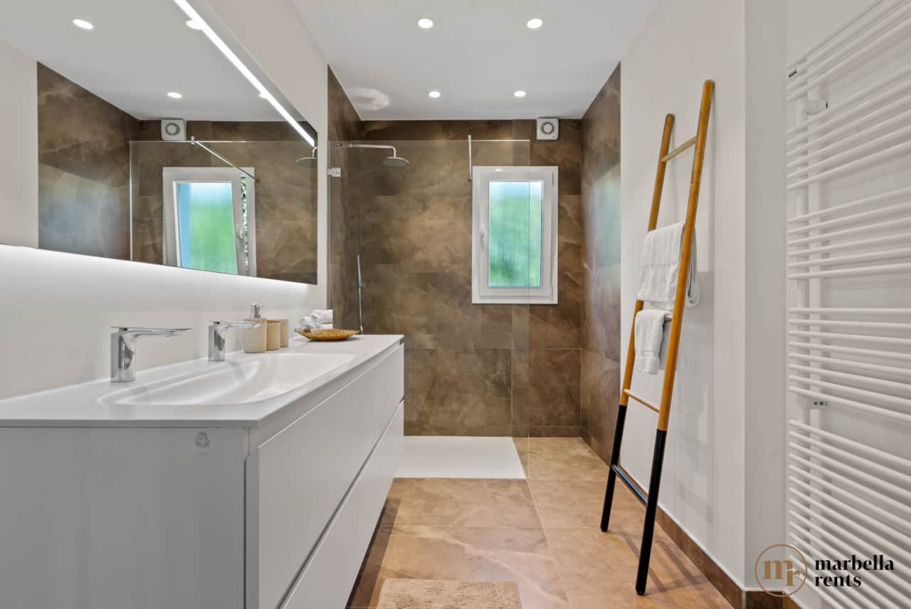 Fully equipped bathroom. 