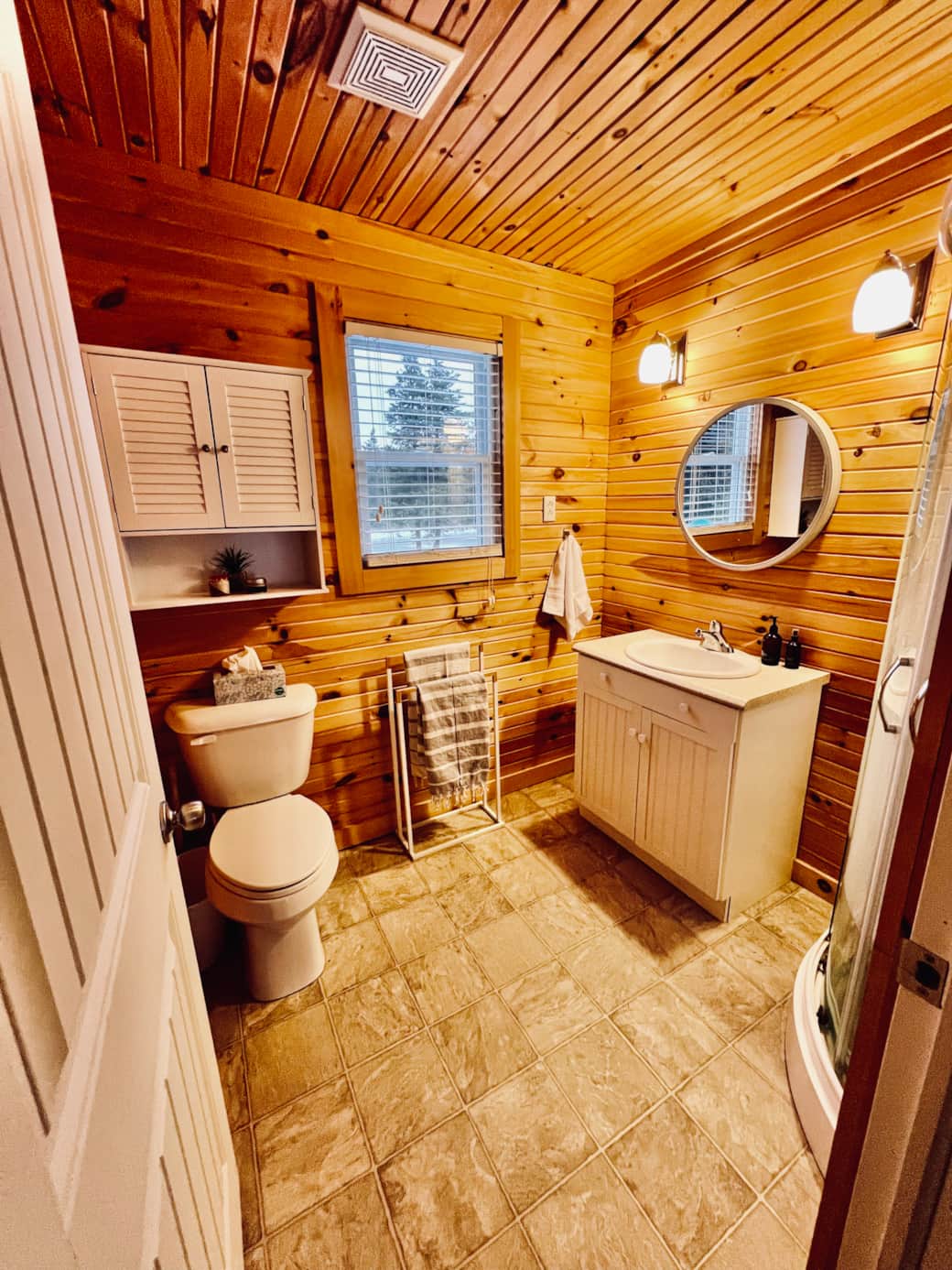 Full bathroom with luxury toiletries  
