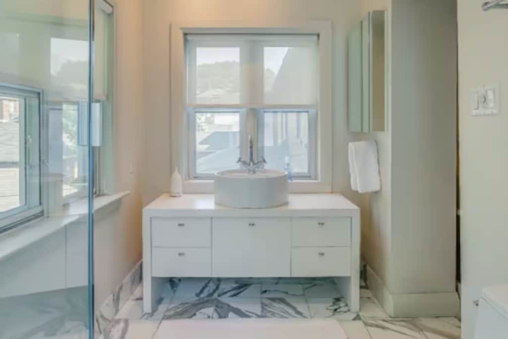 9 Ensuite Bathroom
