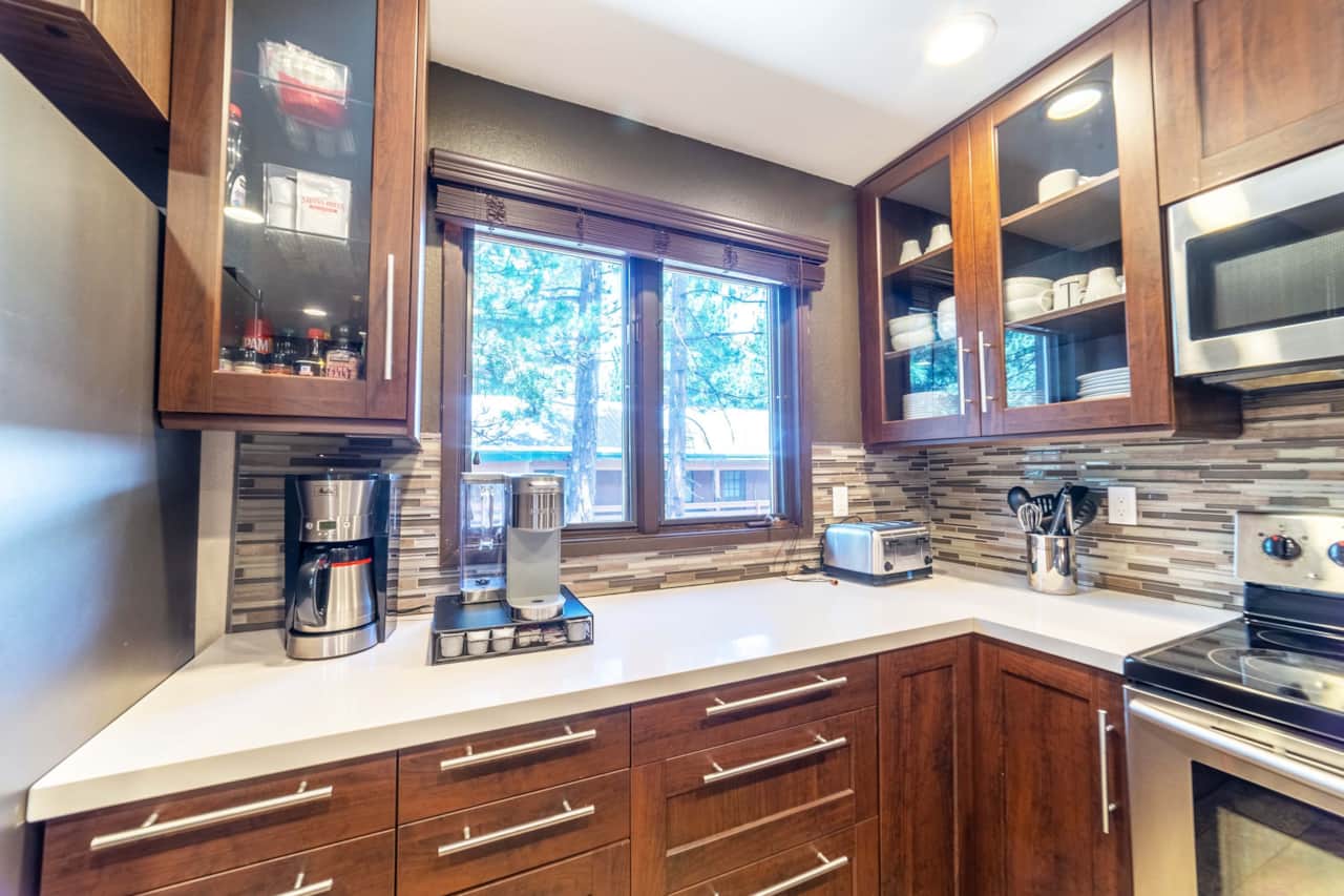 Redline Mammoth Luxurious Mammoth Pines Condo 2nd Floor Kitchen