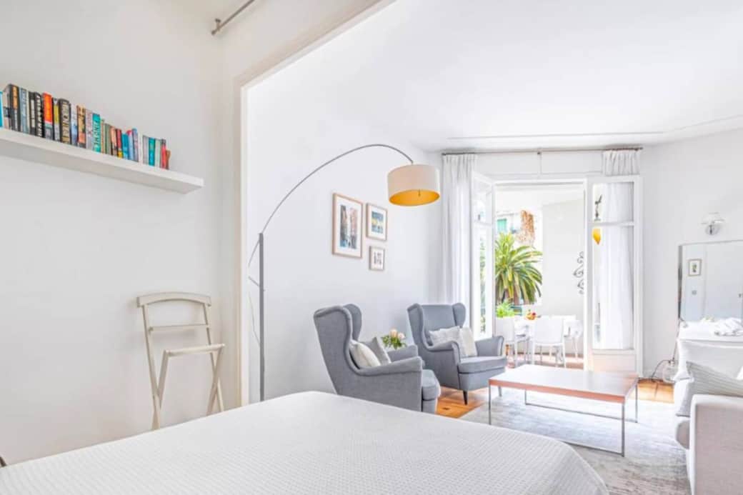 Living room and main sleeping corner with main bed (double bed 140x200cm) Living room and main sleeping corner with main bed (double bed 140x200cm)