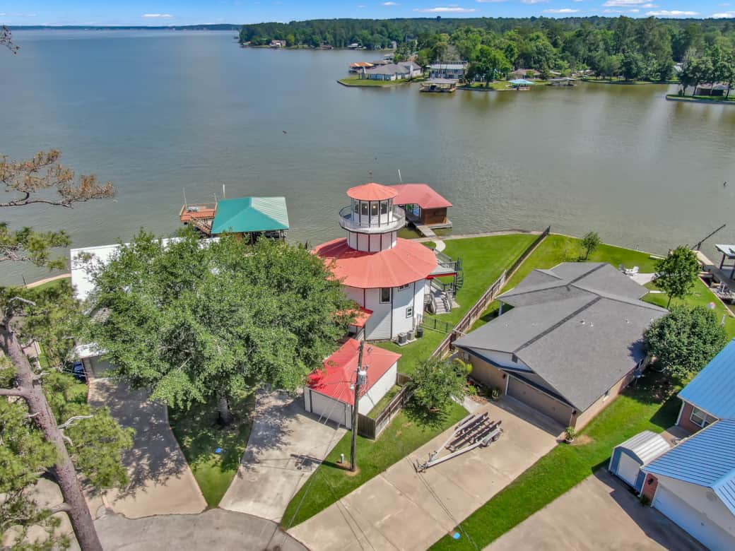 Your own oasis on the lake