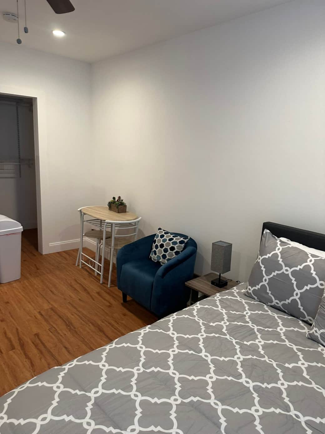 The room also includes a trash bin and a decorative accent table. Lakeland, FL