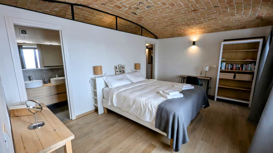 King size bedroom with en-suite bathroom