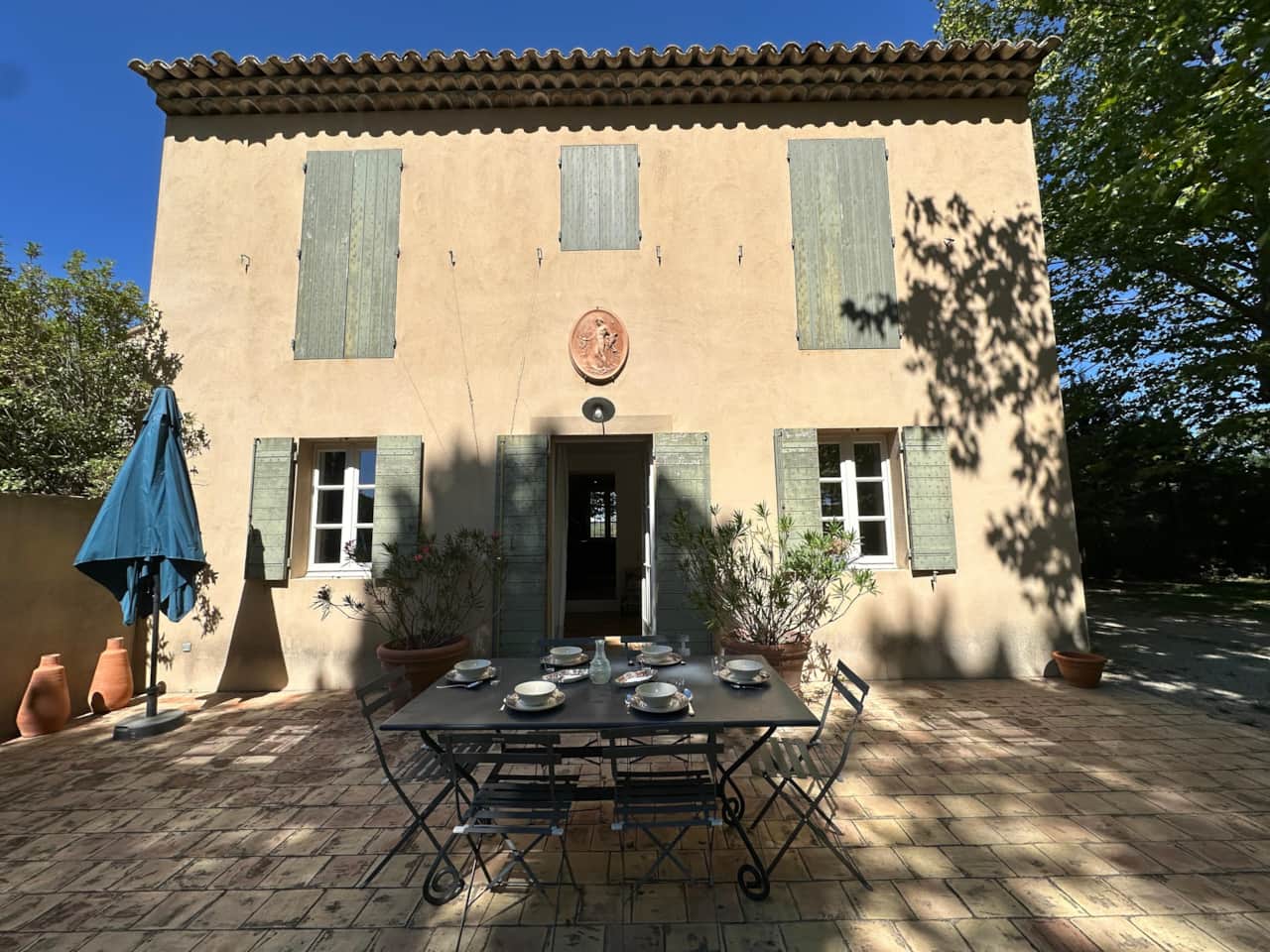 façade maison, parasol, table, chaise, espace repas, entrée, jardin