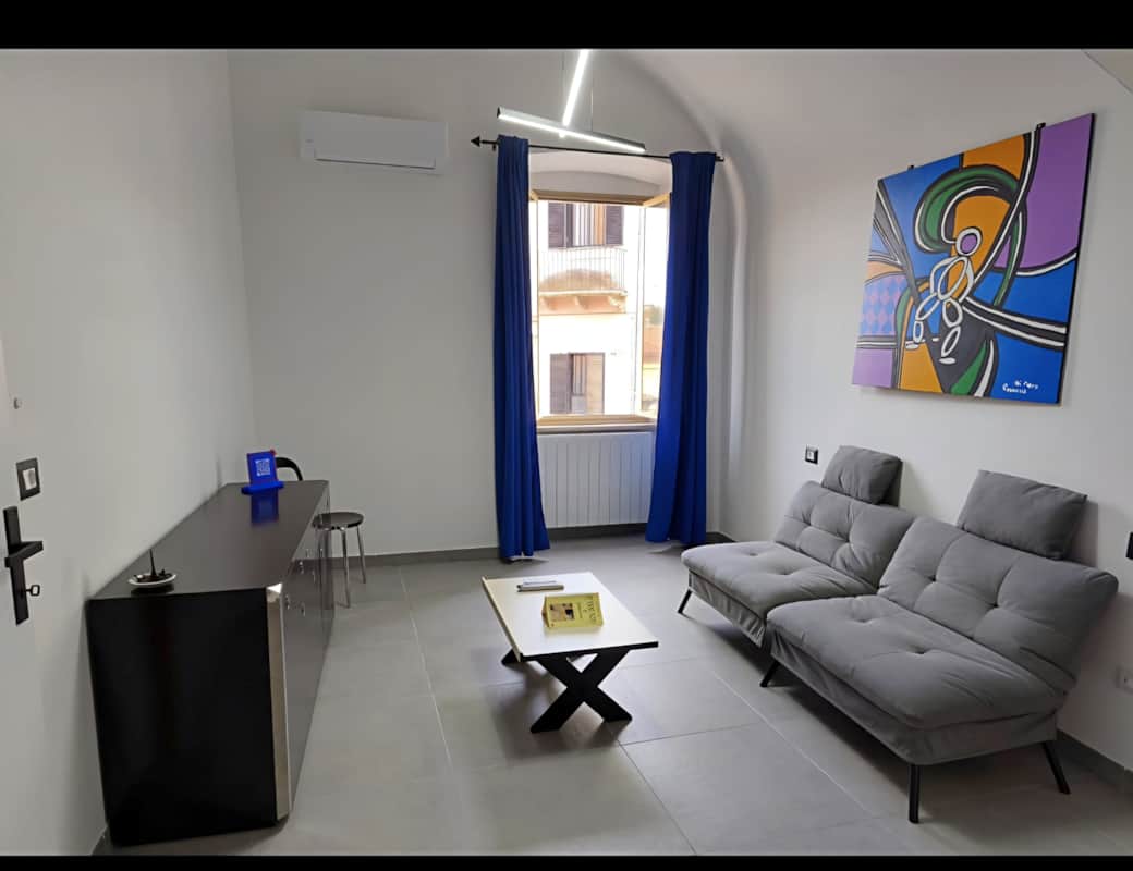 Minimalistisches Wohnzimmer mit Schlafsofa im Agli Archi Eco House für einen gesunden und komfortabl