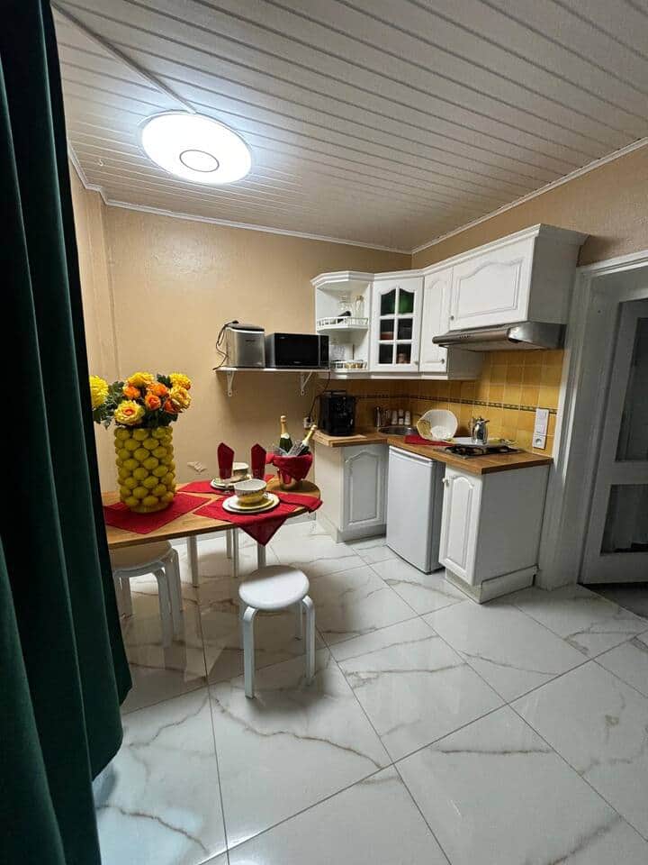 CUISINE EQUIPEE ET SALLE A MANGER