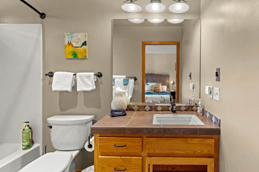 Main Floor En Suite Full Tub/Shower Private Bath