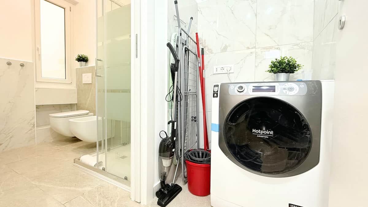 A vostra disposizione lavatrice e asciugatrice 2in1, asse da stiro e tutto il necessario per sentirti davvero a casa!