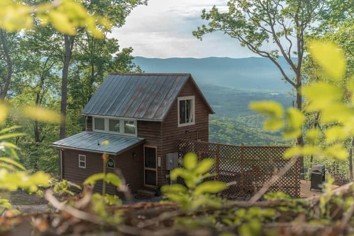 Escape to nature's embrace! This secluded cabin is your gateway to mountain serenity.