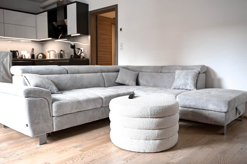 Large, comfortable sofa that is very easy to fold out. Large, comfortable sofa that is very easy to fold out.