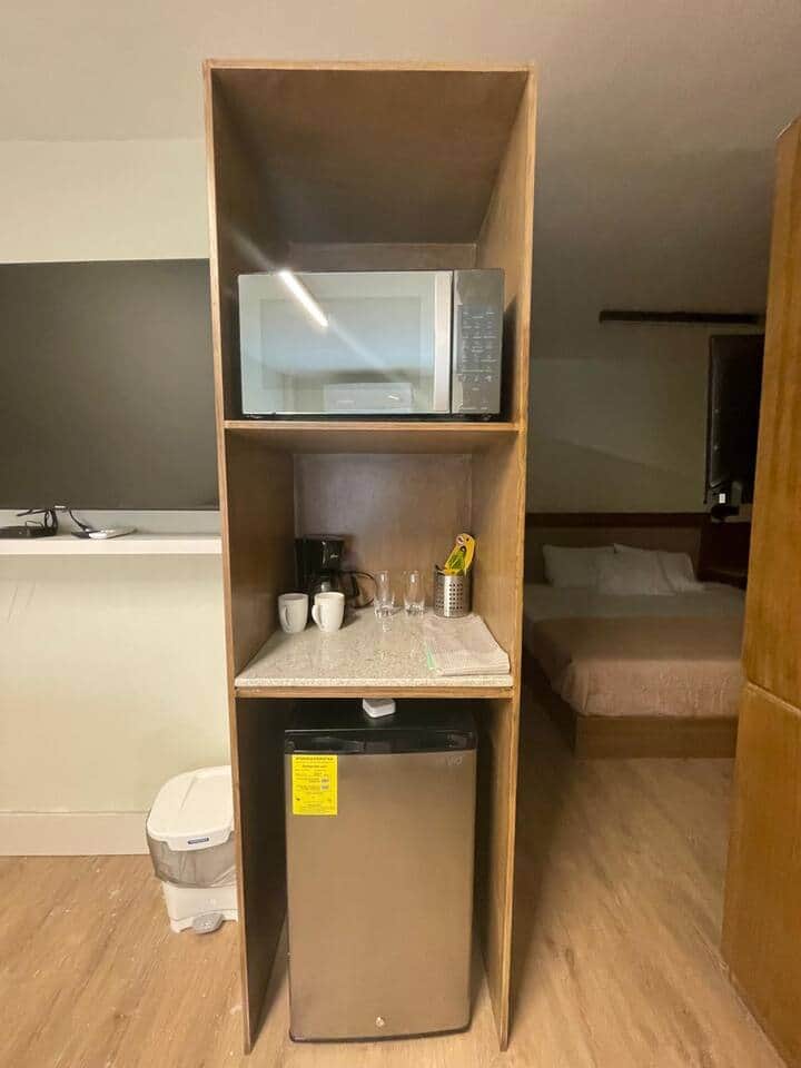 Frigobar y microondas con utensilios básicos