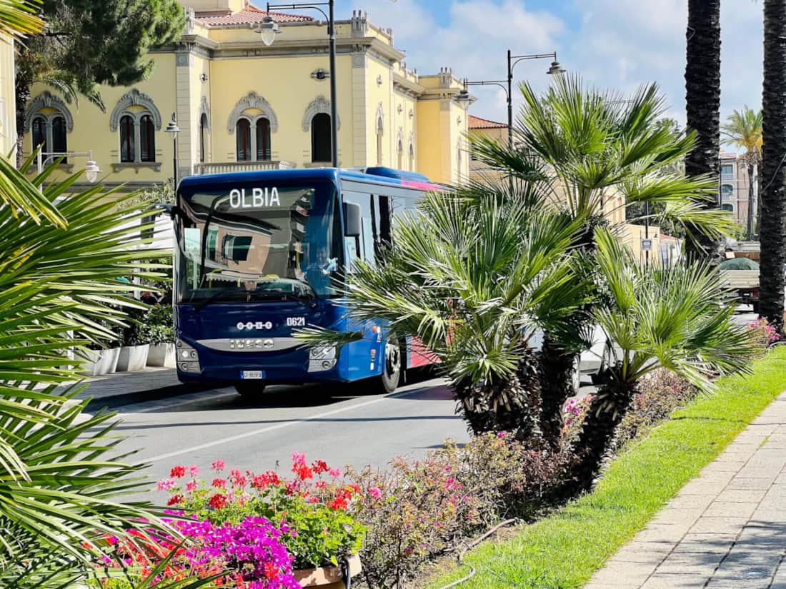 Italienische APE-Dreirad-Vespa fährt am Corso Umberto in Olbias fußgängerfreundlicher Altstadt vorbei — das beliebteste Stadtviertel für RENTAL12-Ferienwohnungen in Sardinien