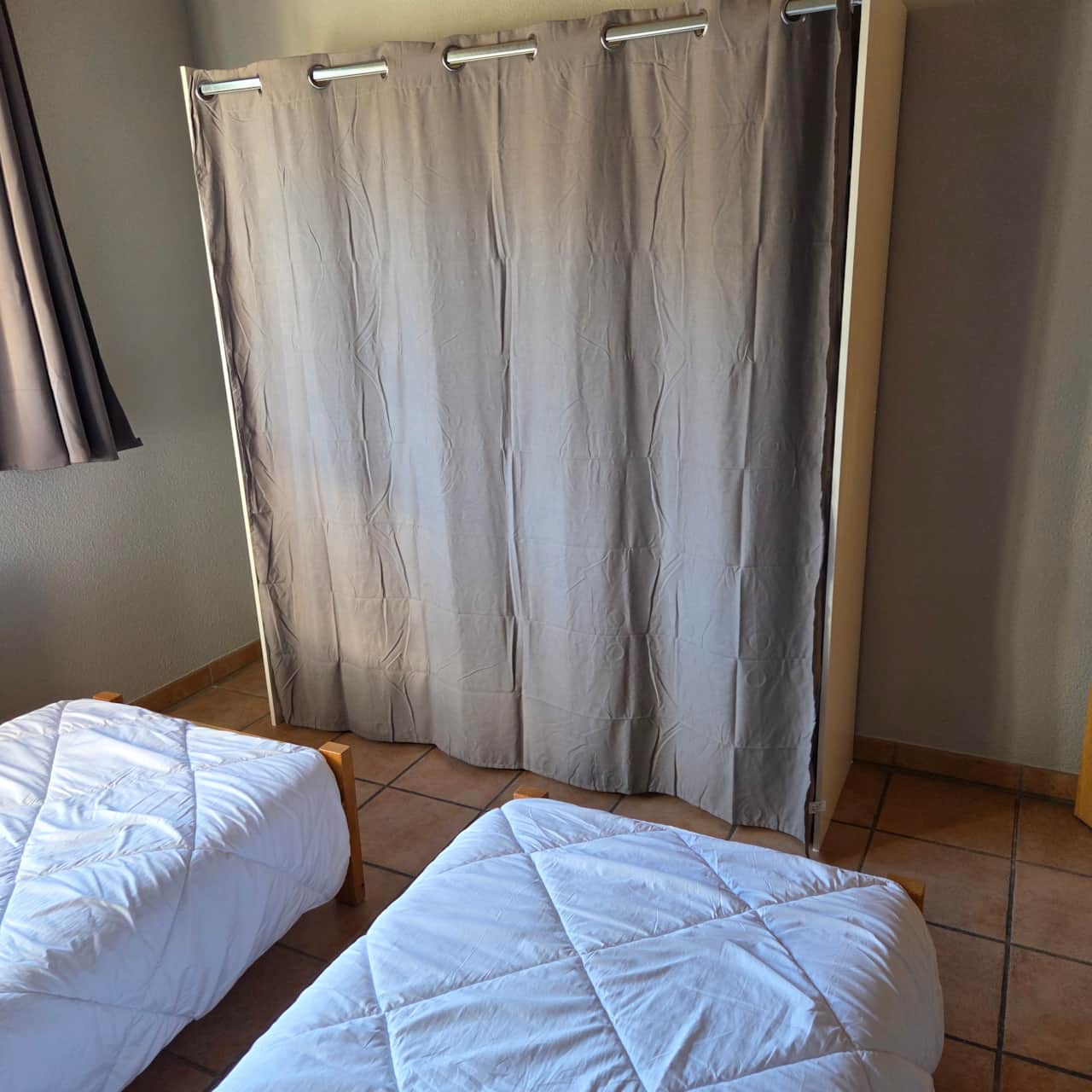 Chambre avec 2 lits simple et 1 dressing