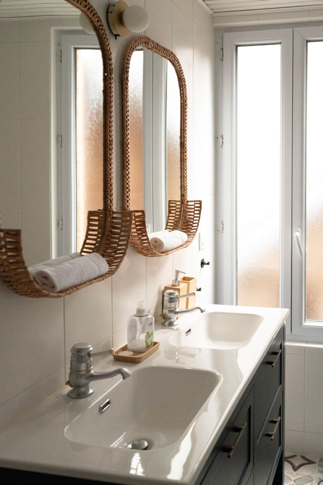 Salle de bain avec baignoire et vasques