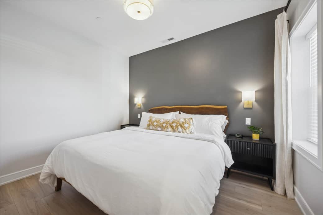 King sized main bedroom