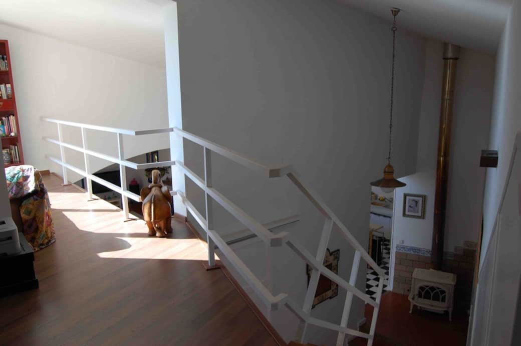 Escalera y balcón que da al salón 