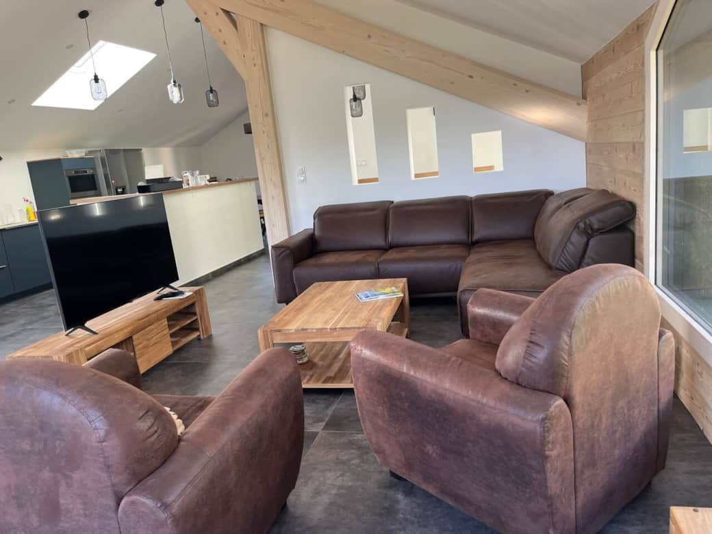 Salon cosy, Canapés, Poêle à bois, Babyfoot, Vue montagne, Balcon, Cuisine ouverte, Télévision