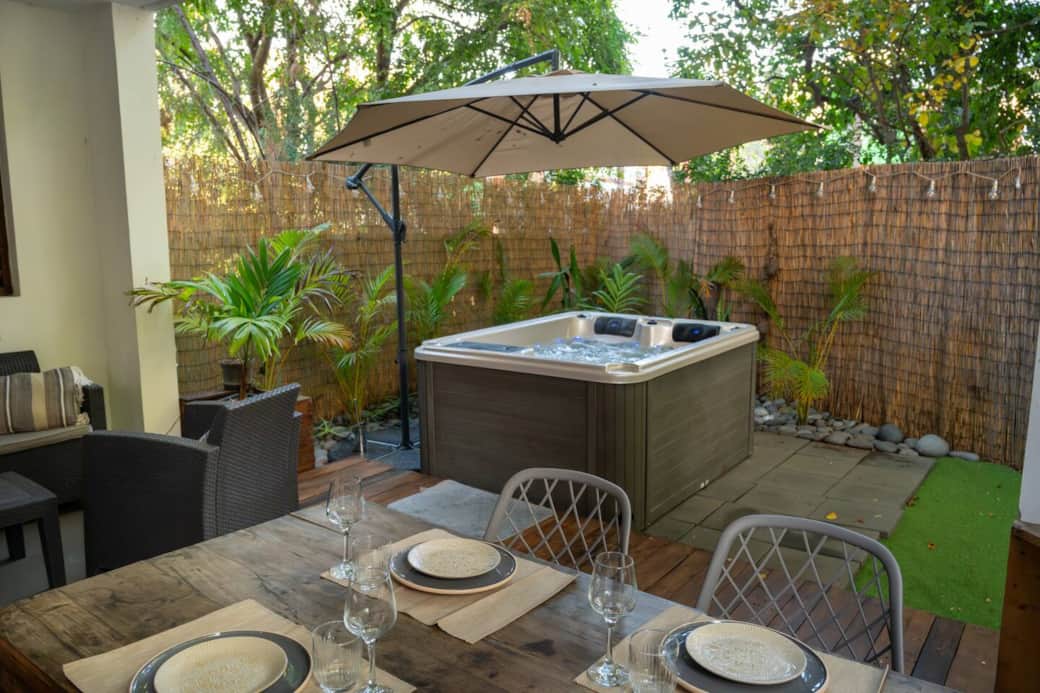 Espace extérieur avec jacuzzi privatif