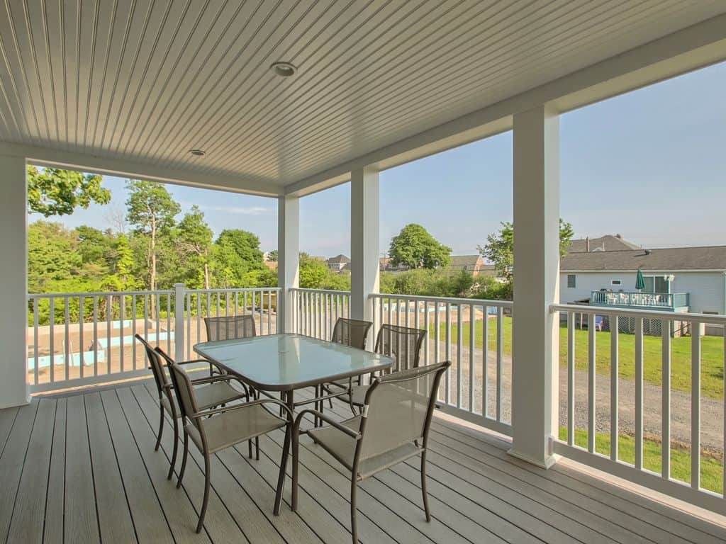 2nd Level Deck With Views