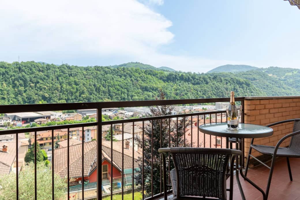 Balcone con tavolino e sedie dove passare momenti di relax, gustando una bottiglia di vino o un buon caffè a colazione. Tutto accompagnato da una vista mozzafiato