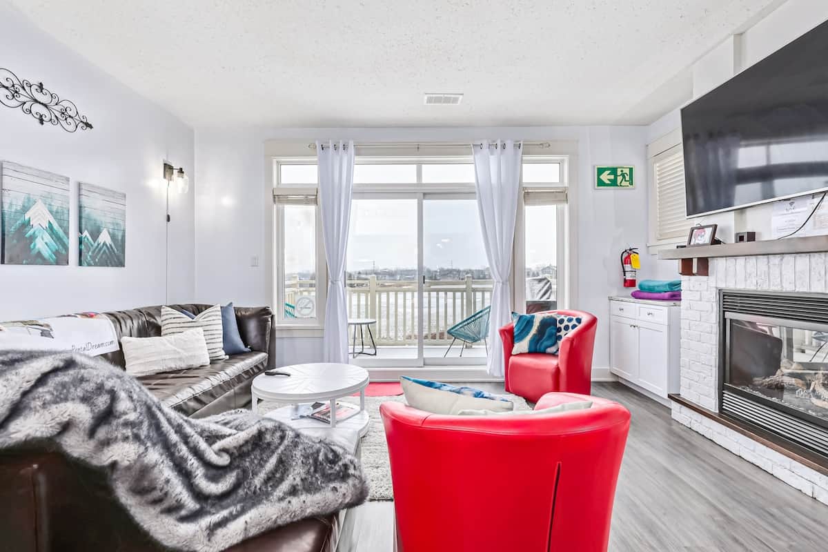 Gorgeous, newly renovated and beautifully furnished 2 bedroom featuring gas fireplace, leather couches and views of the mountains. Cable TV and Netflix included.