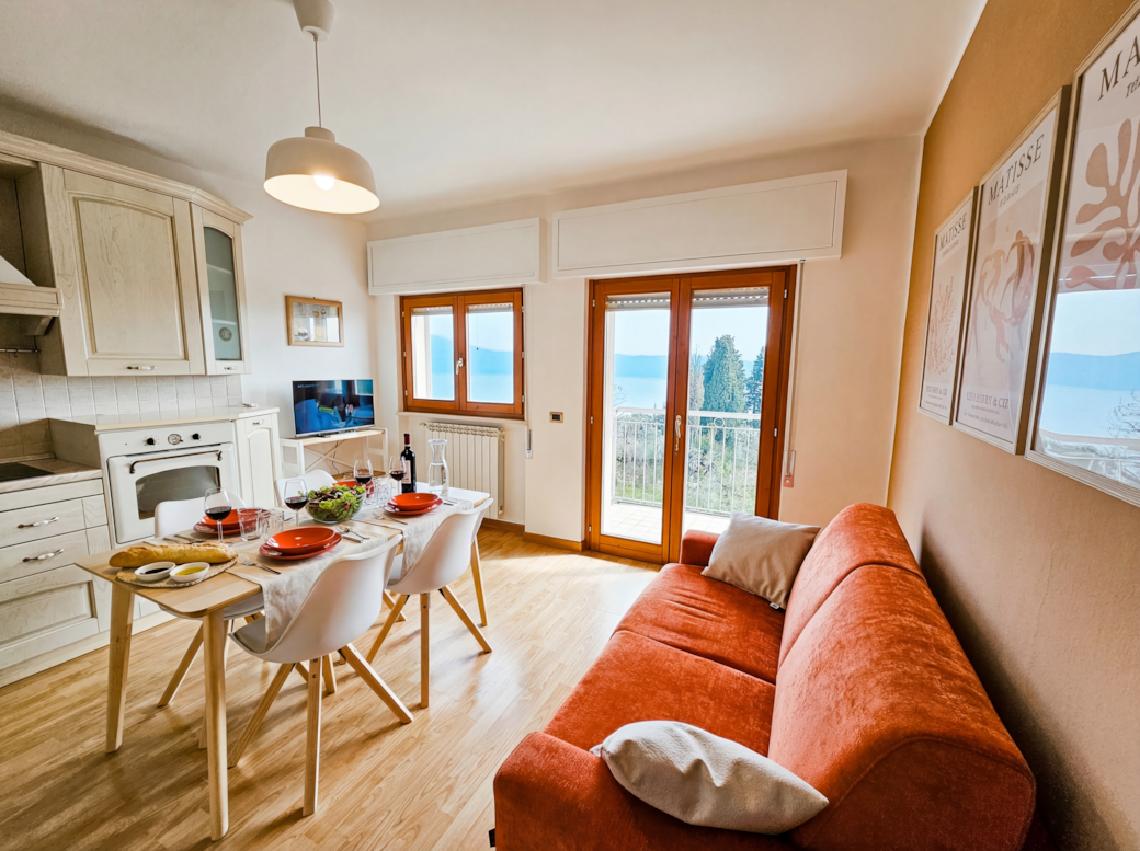 The living room with a direct view of the lake The living room with a direct view of the lake