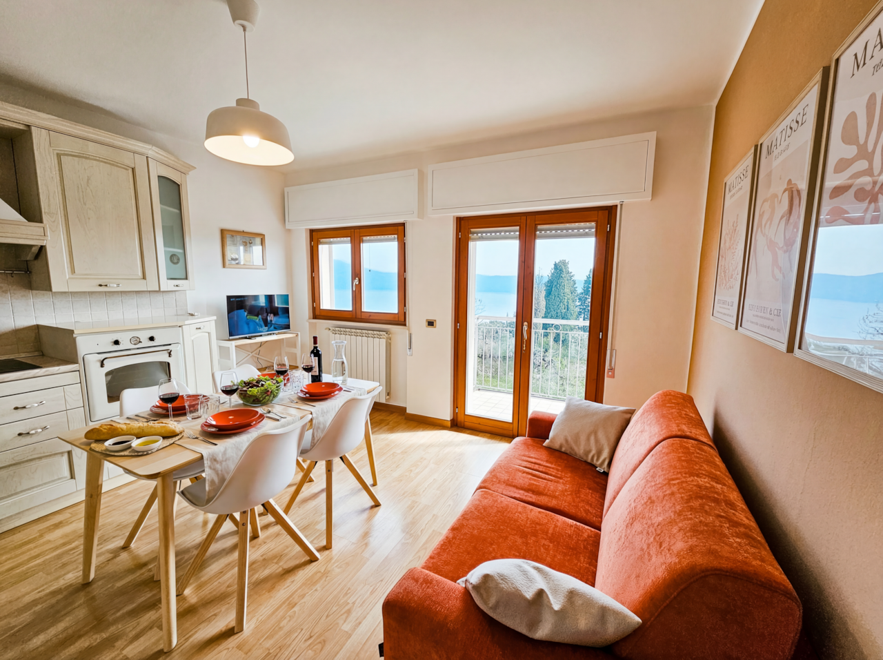 The living room with a direct view of the lake