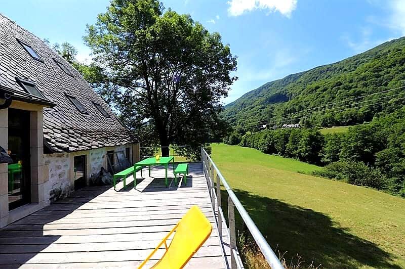 Grande terrasse orientée au Sud
Table, Bancs et Salon de Jardin
Vue sur Le Mars (Ruisseau qui parcours la vallée) et la Forêt