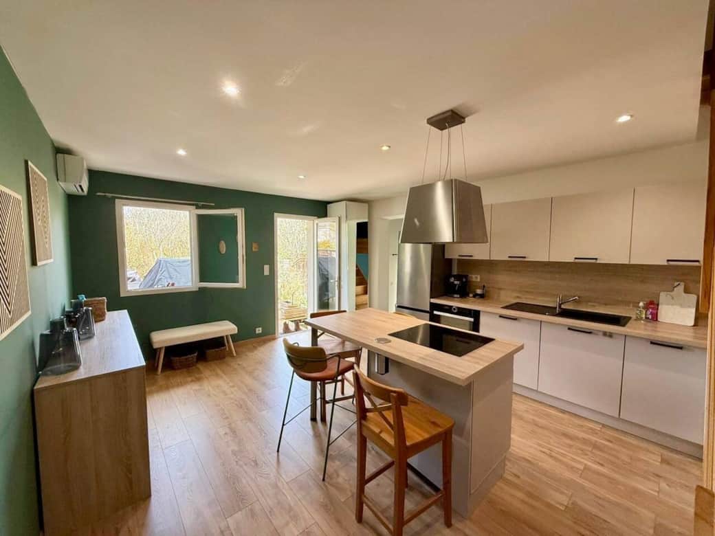 Kitchen, table, fridge, oven Kitchen, table, fridge, oven