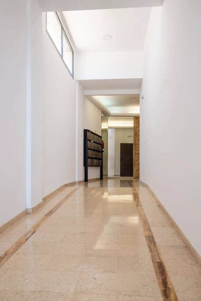 Hall de entrada al apartamento hacia el ascensor