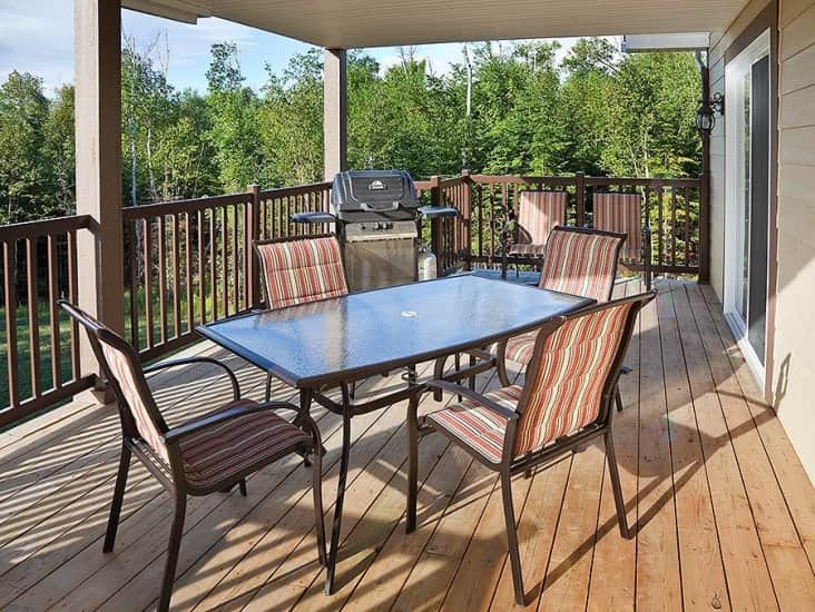 Grand patio avec BBQ