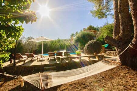 Fantástica hamaca en la zona de la piscina para relax y lectura. Fantástica hamaca en la zona de la piscina para relax y lectura.
