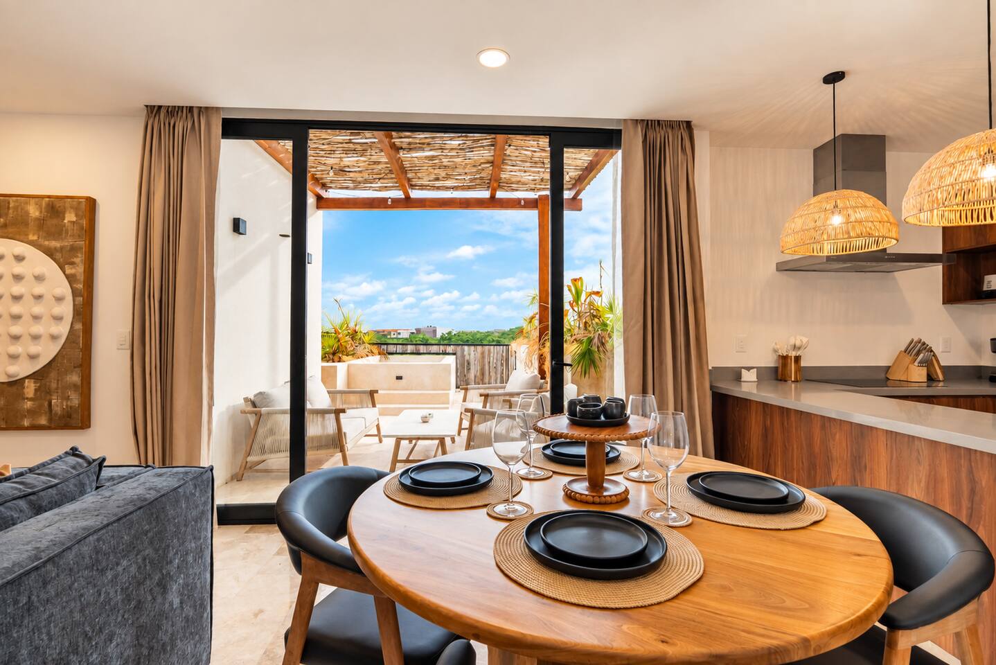 Disfruta tus comidas en el acogedor comedor con vista a la selva de Tulum y a tu terraza y alberca privadas. Se incluyen vajilla, cristalería, cubiertos y utensilios, con cómodo mobiliario exterior a solo unos pasos.
