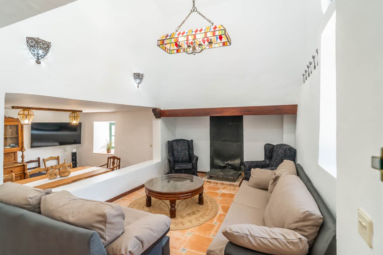 Salón con chimenea, smart TV 55", aire acondicionado.